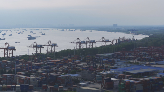 航拍延时摄影城市物流港口码头物流货运集装箱进出口货柜4k素材视频