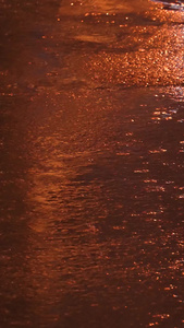 城市夜晚雨天道路街景灯光雨滴地面反光素材雨天素材视频
