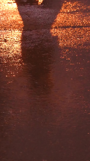 城市夜晚雨天道路街景灯光雨滴地面反光素材城市素材46秒视频