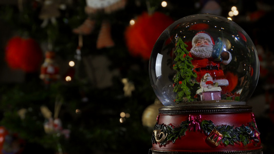 圣诞节雪球球在模糊的背景和文字空间之前笑声视频