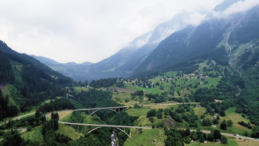 在瑞士的苏尔斯阿尔卑斯山飞越南伯纳迪诺山口视频