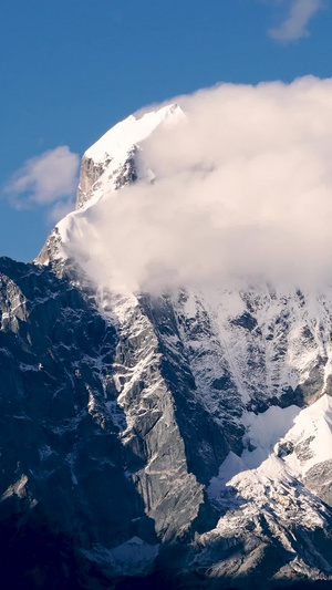 风起云涌的雪山之巅山峰延时视频素材帽子云24秒视频