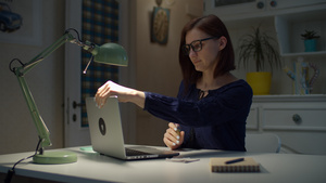 30多岁的年轻女性在家工作前用消毒剂喷雾对笔记本电脑27秒视频