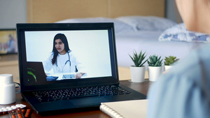 生病的妇女使用视频会议在笔记本电脑上与医生进行咨询16秒视频
