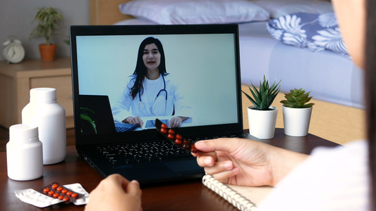 患者使用远程视频会议在笔记本电脑应用程序上通过视频视频