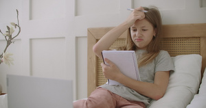 女孩在家中用笔记本电脑学习11秒视频