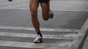 马拉松奔跑腿部特写慢镜头视频18秒视频