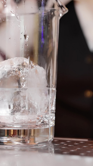 调酒师将冰块放入玻璃杯服务业26秒视频