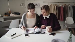 两个姐妹一起阅读妇女杂志《看时尚》杂志8秒视频