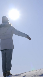 雪景冬天美女展开拥抱太阳正能量视频