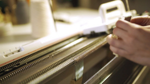 女工在车间织机上制作针织物18秒视频