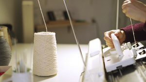女工在车间使用编织机编织织物7秒视频