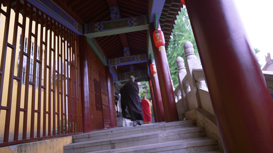 4k慢镜头升格拍摄传统节日清明节寺庙宗教祭拜僧人背影视频