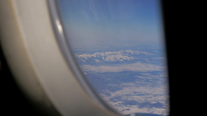 飞机机翼和从飞机窗口高空飞来闪烁的山地景观48秒视频