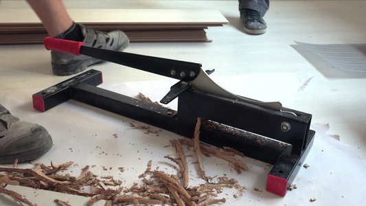 切割工具安装新的压层木板地板闭合视频