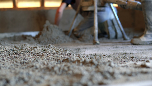混凝土泵地板加热时铺平沙子和水泥视频