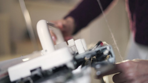 妇女在编织机器上工作制编织纹理8秒视频