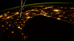 国际空间站的地球行星夜间景象是来自NASA时间流逝30秒视频