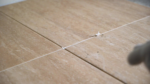 安装陶瓷地板砖7秒视频