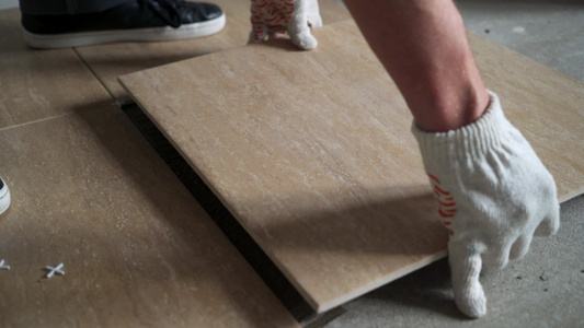 安装陶瓷地板砖测量和切割碎片视频