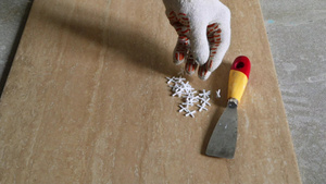 安装陶瓷地板砖测量和切割碎片13秒视频