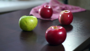 木制桌上的新鲜苹果16秒视频