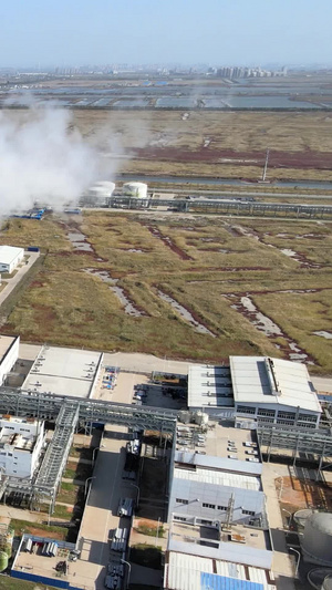 航拍化工厂烟囱排污化学腐蚀性输出37秒视频