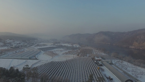 无人驾驶飞机飞越一片雪覆盖的农田22秒视频