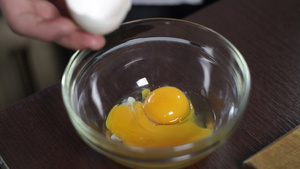 将新鲜鸡蛋打入碗里7秒视频