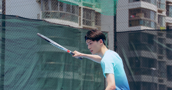 男生打网球的实况视频