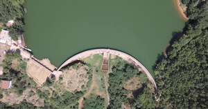 水坝拱门的空中航拍30秒视频