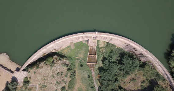 从大坝拱门的无人驾驶飞机空中观察视频