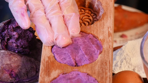 紫薯月饼制作过程48秒视频