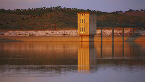 日落时的葡萄牙的水坝22秒视频
