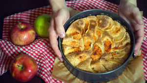 把烤好的苹果派放在桌上8秒视频