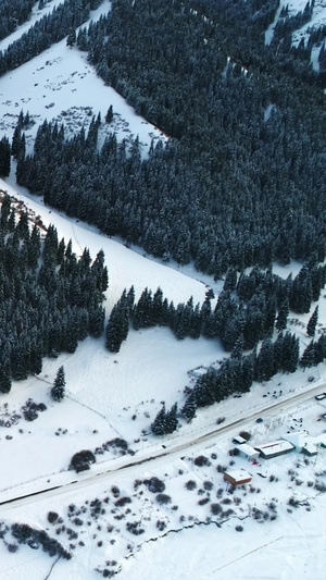 雪中峡谷中的小镇航拍山脚下的城市39秒视频
