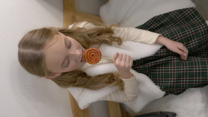 快乐的年轻女孩吃棒棒糖10秒视频
