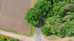 一条从垂直到水平的国家道路的空中视距25秒视频