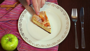 把自己做的苹果蛋糕切片放一块放在盘子上8秒视频