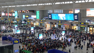 上海虹桥火车站乘客检票进站延时4K20秒视频