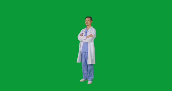绿幕白大褂中年男医生抱胸形象视频