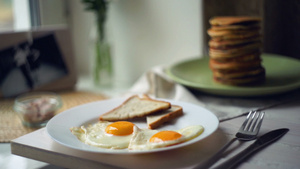 早餐盘煎鸡蛋面包煎饼厨房餐桌上的煎饼9秒视频