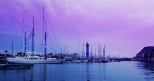 日出时游艇船坞粉红天空的云层在游艇港上7秒视频