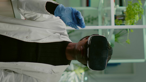 戴着虚拟现实眼镜的非洲生物学家20秒视频
