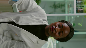 非洲妇女坐在制药实验室的办公桌旁30秒视频