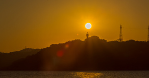 太阳从海岛灯塔上落下夕阳西下4K延时视频16秒视频