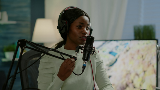 垂直视频非洲女性在线节目主持人用麦克风交谈的非洲女性【竖版】视频