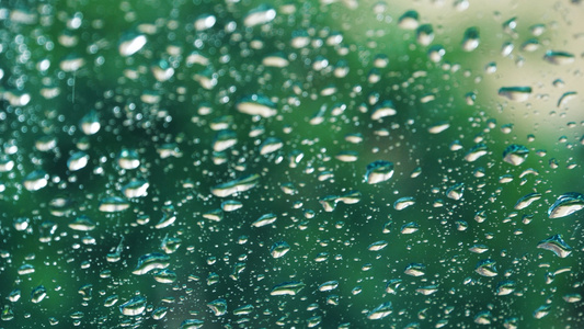 4K唯美下雨天雨滴玻璃上的水珠视频