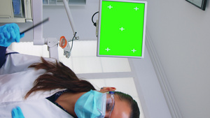 垂直视频牙科医生用绿屏监视器解释问题的病人口服病历23秒视频
