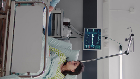 纵向视频女医生在接受康复期间监测患病妇女的治疗情况视频